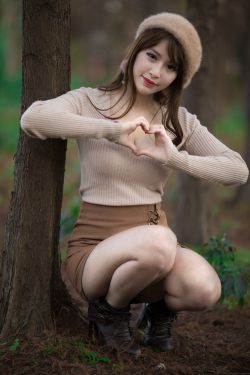 女人扒开双脚让男人捅了